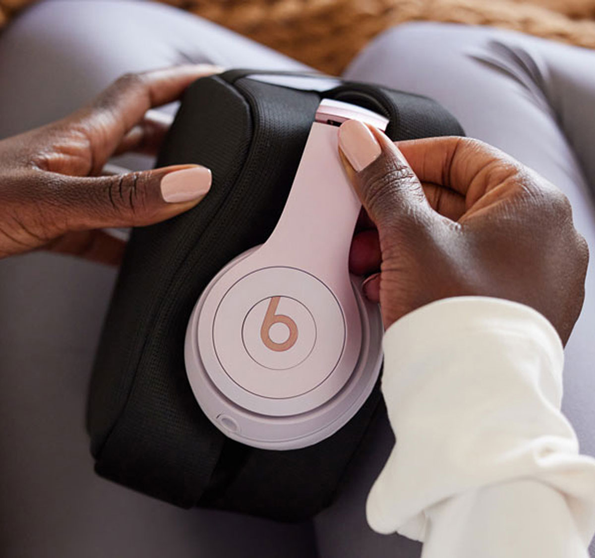 Beats Solo 4 headphones in Cloud Pink color.