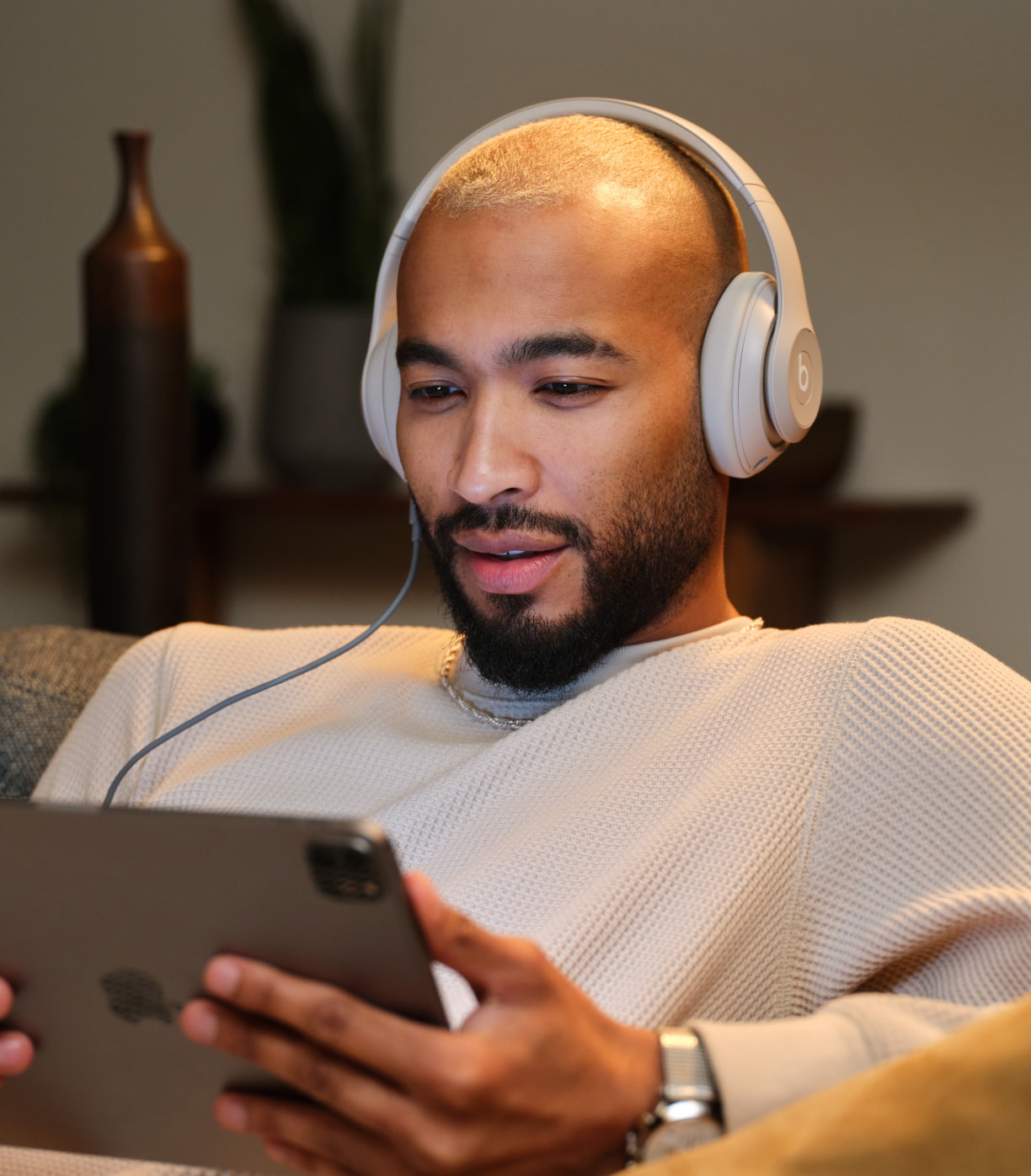 Person wearing Beats Studio Pro Wireless Headphones in the color Sandstone