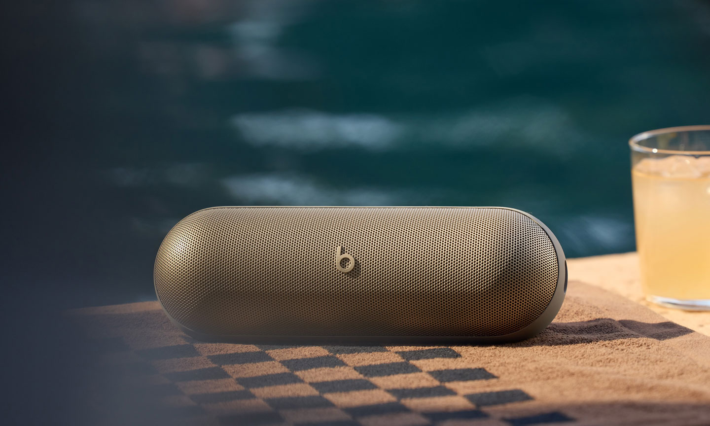 放在桌子上展示的 Beats Pill