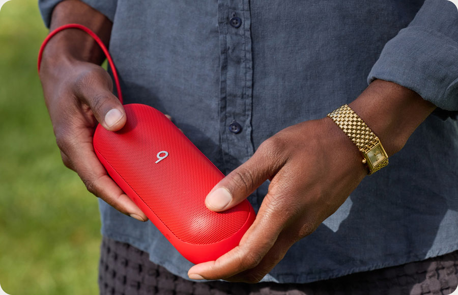 有一人拿著 Beats Pill