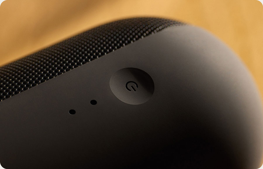 有一人拿著 Beats Pill